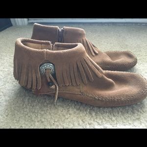 Minnetonka Concho Feather Boot